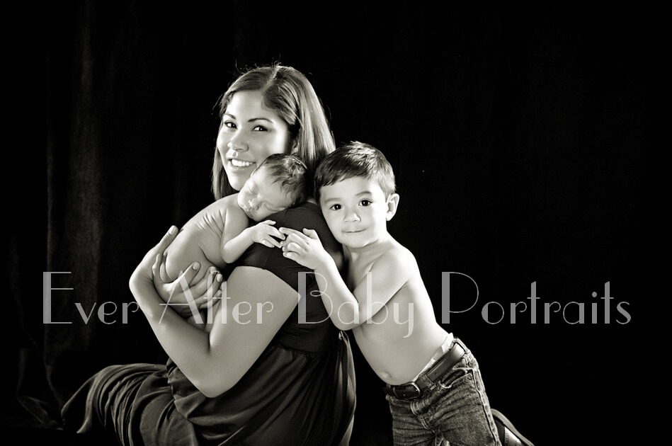 Should you include a sibling in newborn portraits? | Northern VA Baby Photographer